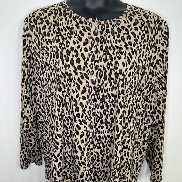 Uniform Women by John Paul Richard leopard-print blouse in Size 3X - Picture 2 of 5